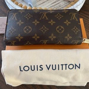 Louis Vuitton Zippy Wallet 
Monogram with Rose Ballerine Interior